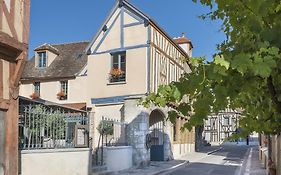 Hotel The Originals Aux Vieux Remparts